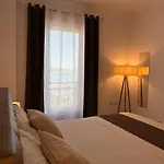 Front Superior Apartman